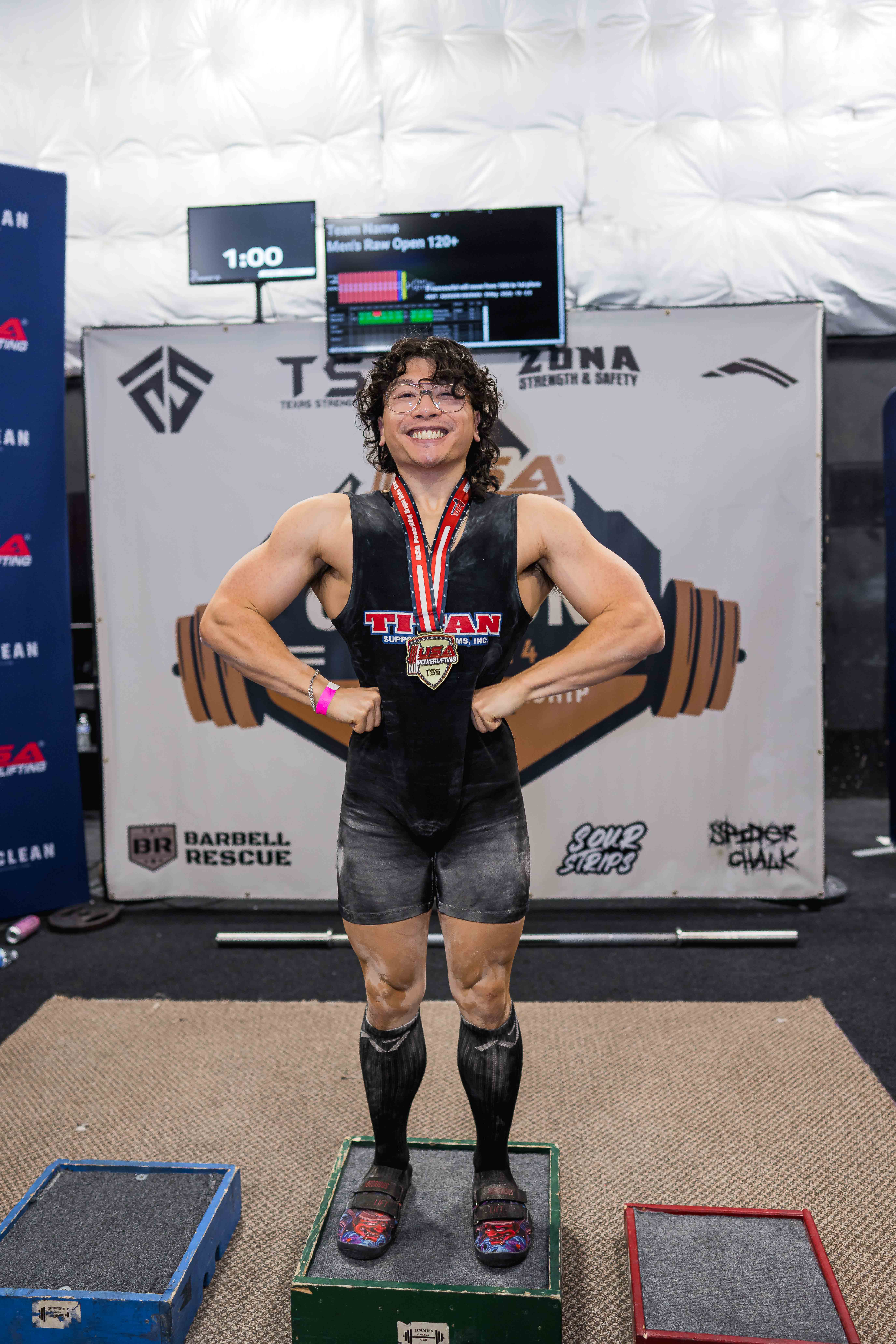 Minh deadlifting